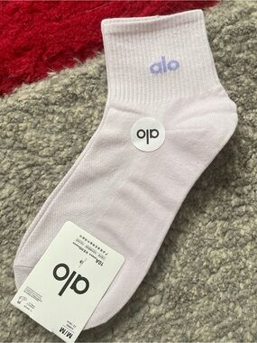 ALO Yoga Men's Ankle Socks in Light Lavender